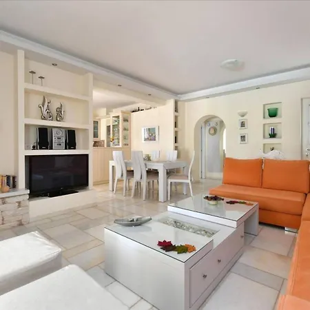 Dionysos In Holiday home *